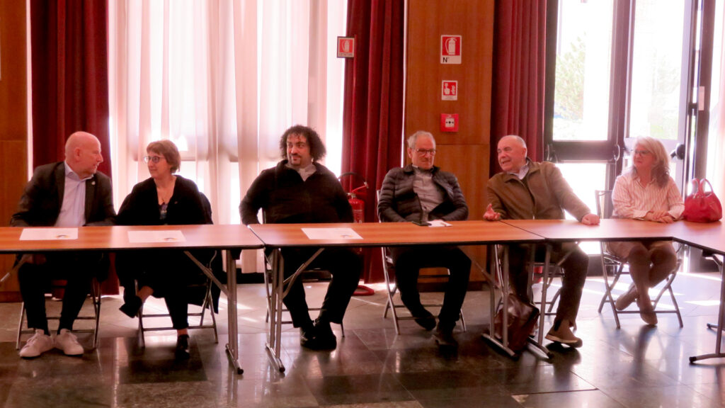 I rappresentanti degli enti che hanno collaborato all'organizzazione della rassegna, il sindaco di Sarre Massimo Pepelin, l'assessore comunale alla cultura Lorenza Palma, il parroco di Sarre e Chesallet, don Diego Cuaz, Roberto Vallet e Diego Empereur, rispettivamente segretario e presidente della Société ouvrière de secours mutuel et protection de Sarre et Chesallet e la presidente della Commissione di gestione della biblioteca, Ilia Milesi