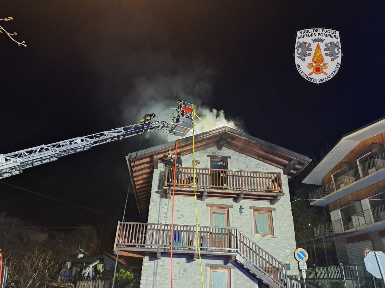 Incendio sul tetto di un’abitazione a Saint-Vincent