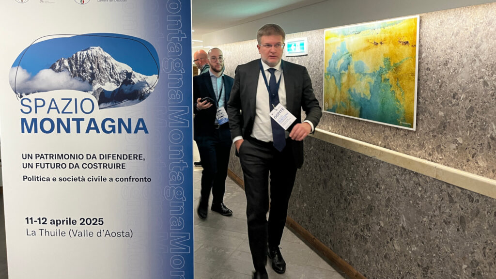 Carlo Fidanza, capo delegazione di FdI al Parlamento europeo, al suo arrivo a La Thuile