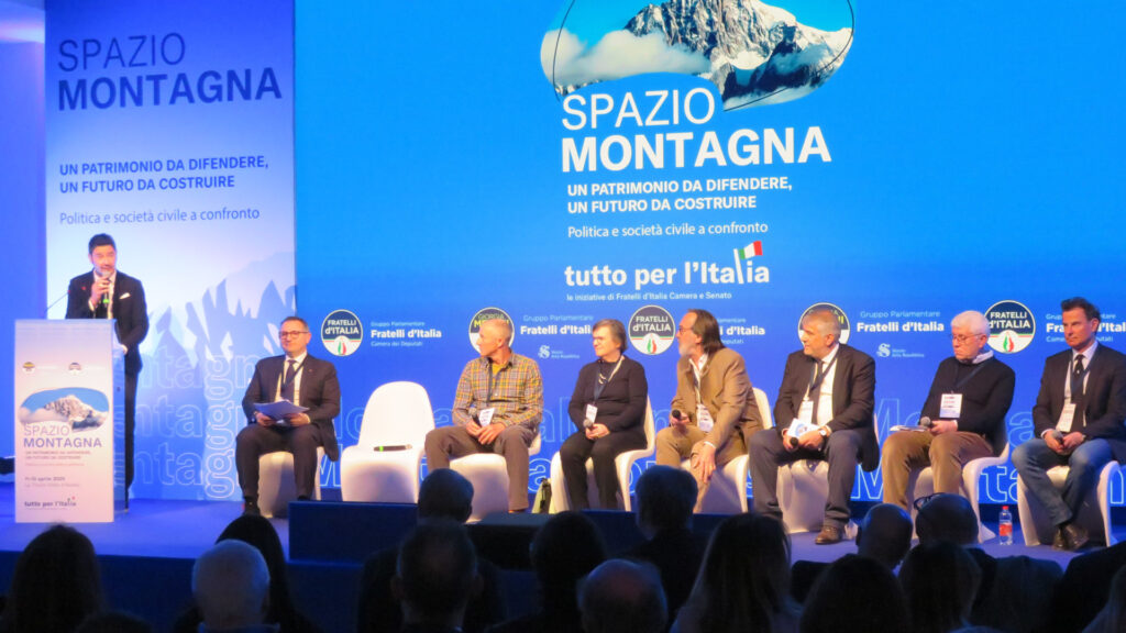 I relatori del panel su 'Turismo montano: risorsa inesauribile di bellezza' del convegno di FdI a La Thuile, con al centro Luigi Fosson, presidente Adava