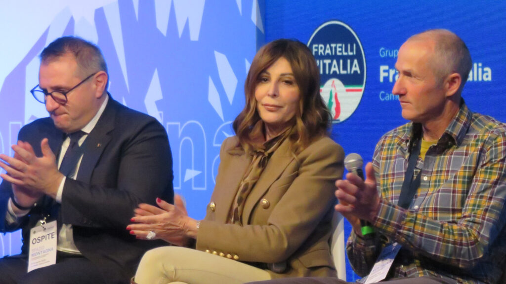 Il ministro del turismo Daniela Santanché sul palco del convegno di FdI a La Thuile