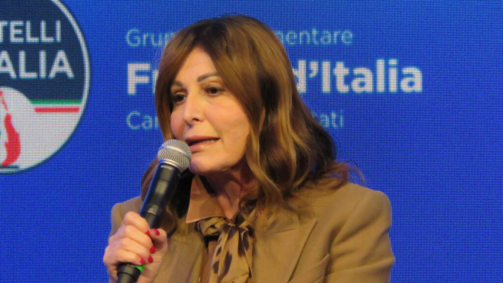 Daniela Santanché durante il suo intervento al convegno di FdI a La Thuile