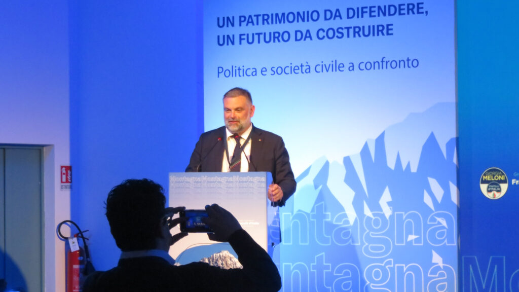 Luca De Carlo, presidente della Commissione industria, commercio, turismo e agricoltura del Senato, durante il suo intervento al convegno di FdI a La Thuile