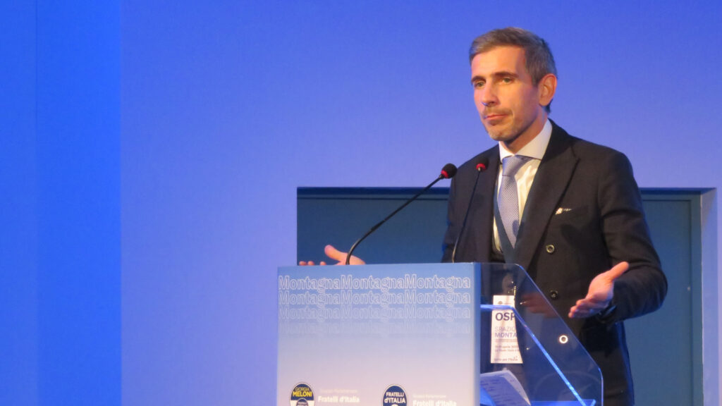 Marco Lisei, presidente della Commissione di inchiesta sull'emergenza sanitaria da covid-19, durante il suo intervento al convegno di FdI a La Thuile