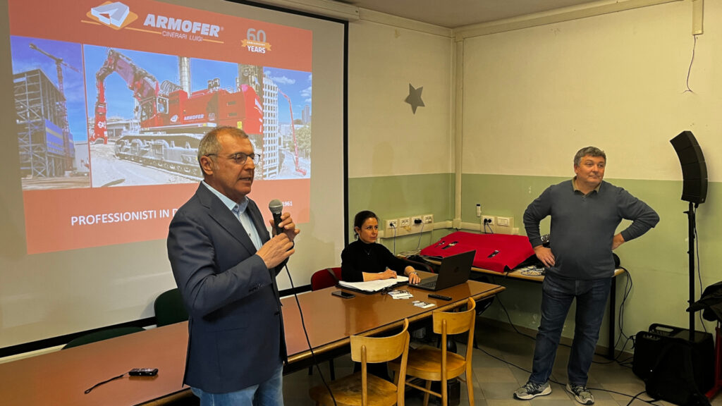 L'assessore comunale ai lavori pubblici, Corrado Cometto, insieme ad Alessia Bosco dell'Arer ed a Stefano Chiavalon, direttore tecnico del cantiere