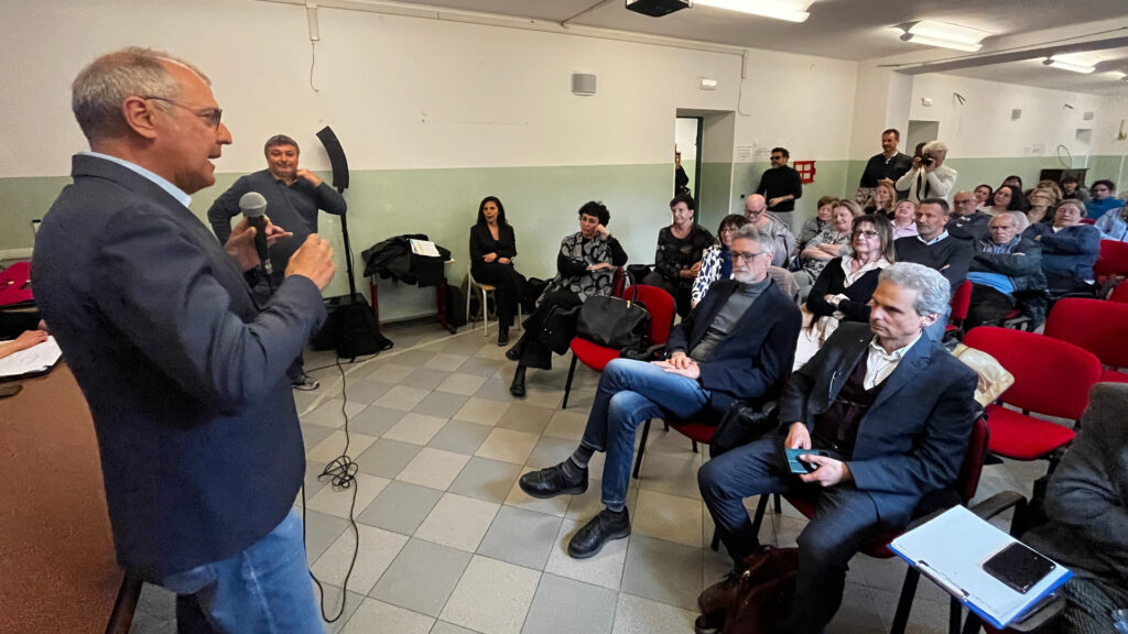Un momento dell'incontro alla scuola Lexert del quartiere Cogne sulla demolizione dei grattacieli
