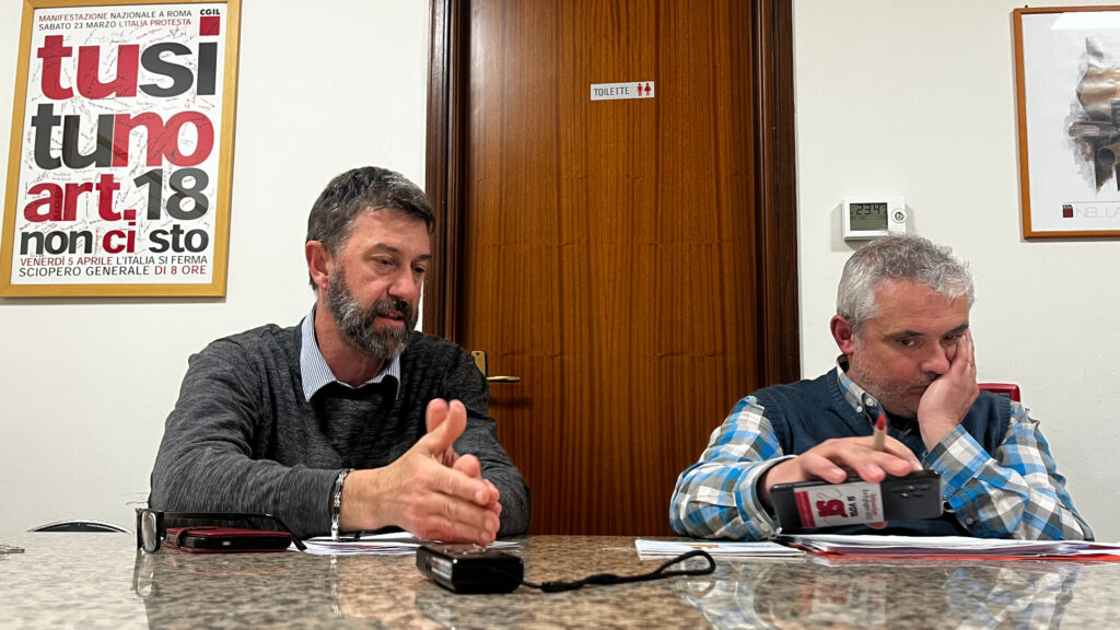 Fabrizio Graziola e Roberto Billotti durante l'incontro con i rappresentanti degli inquilini Arer del quartiere Cogne