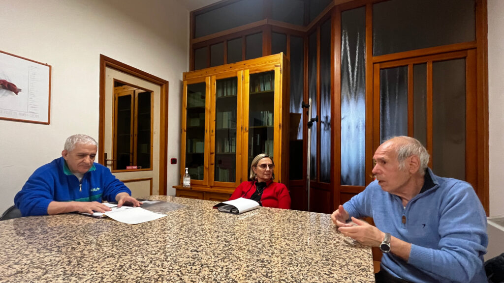 Vilma Gaillard, segretario regionale della Cgil, tra due rappresentanti degli inquilini Arer del quartiere Cogne di Aosta