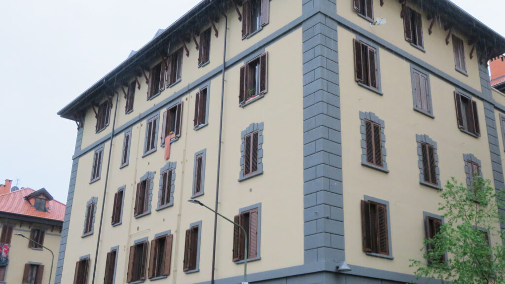 Una delle case Stura del quartiere Cogne ad Aosta senza stendini alle finestre