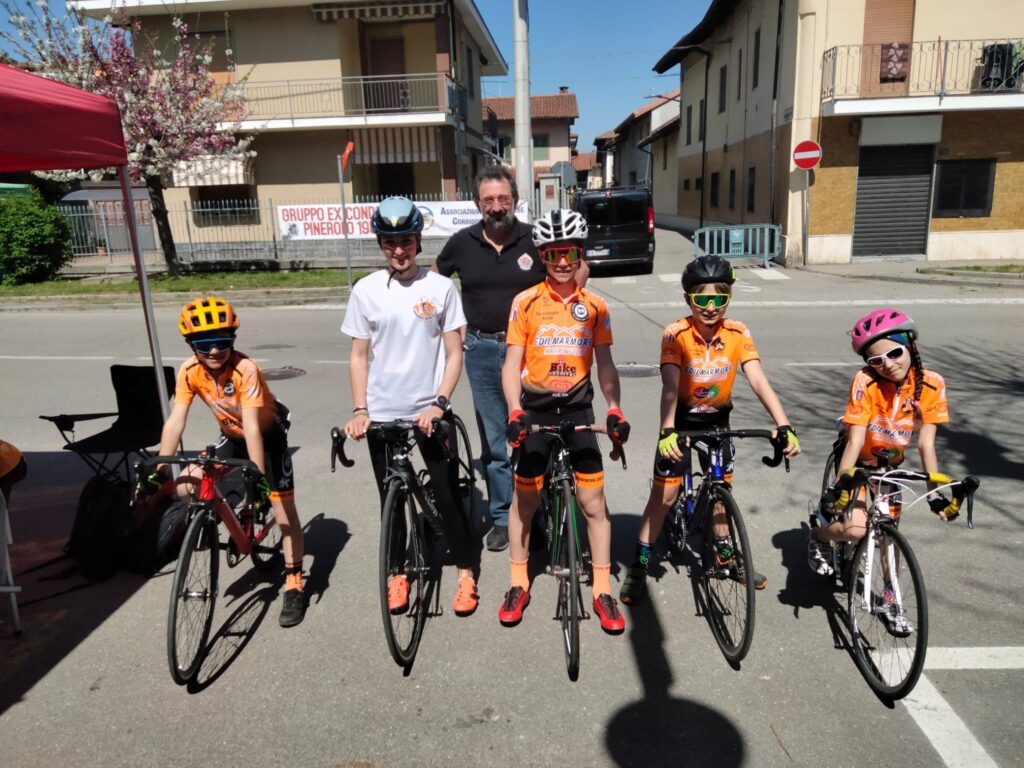 da sx: mathis e julien marchi; sebastian leo; elodie brunet e i tecnici chantal cuaz e philip balestrini