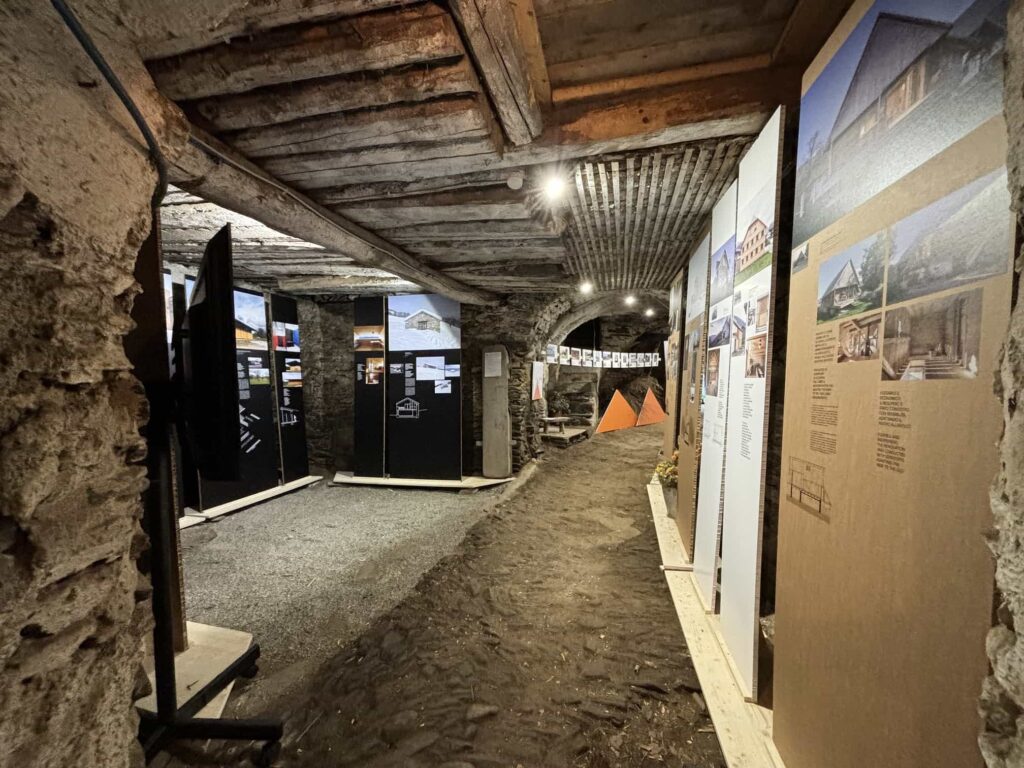 Mostra dei progetti del Premio internazionale Architettura minima nelle Alpi, presso la Corte Giuanònch / Cà dei Pom, estate 2024