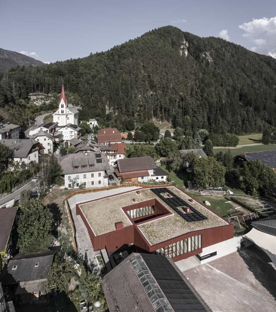 roland baldi architects, Asilo e centro diurno, Chienes (BZ). Vista aerea da Ovest