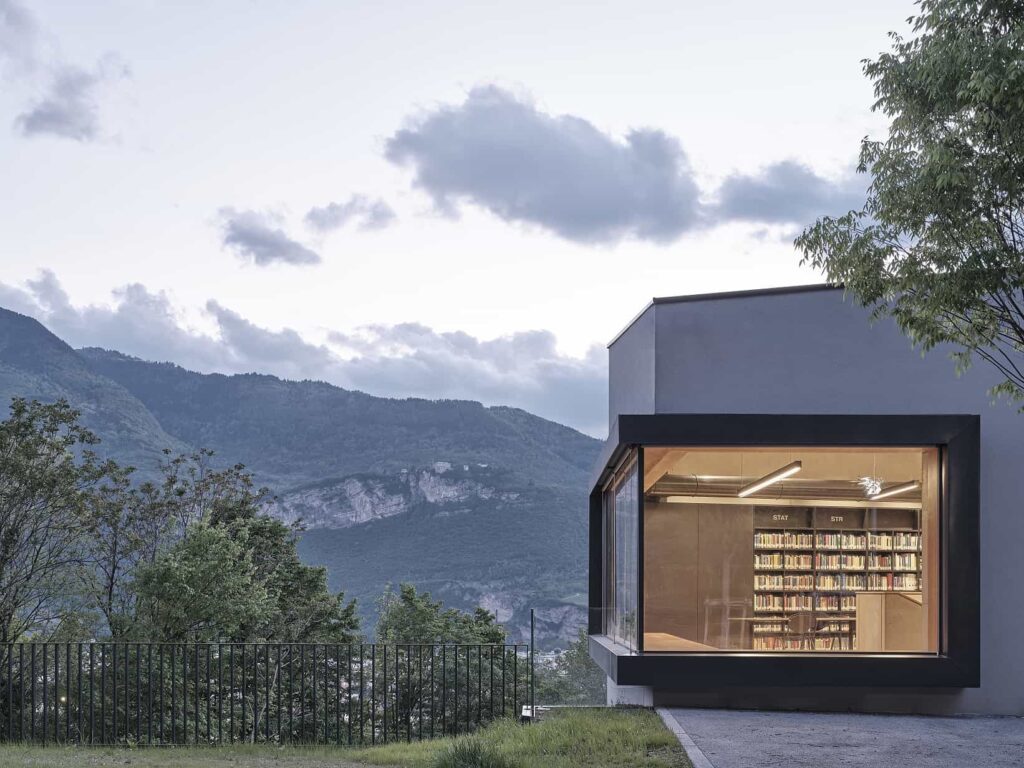 weber+winterle architetti, BUM Biblioteca Universitaria Mesiano, Trento. Vista esterna della facciata Sud-Est
