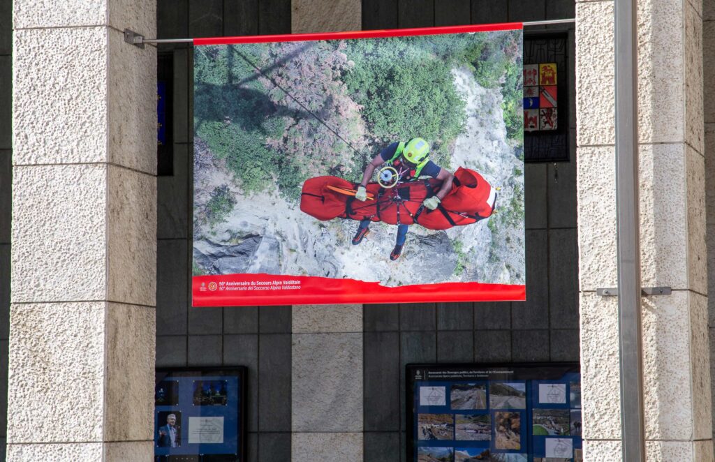 Allestimento della mostra fotografica 50 anni del Soccorso alpino valdostano