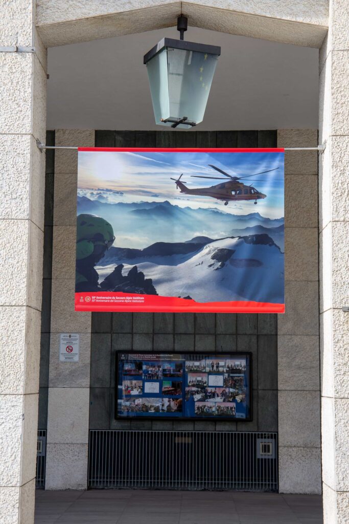 Allestimento della mostra fotografica 50 anni del Soccorso alpino valdostano