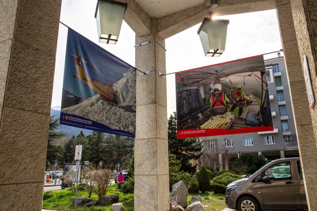 Allestimento della mostra fotografica 50 anni del Soccorso alpino valdostano