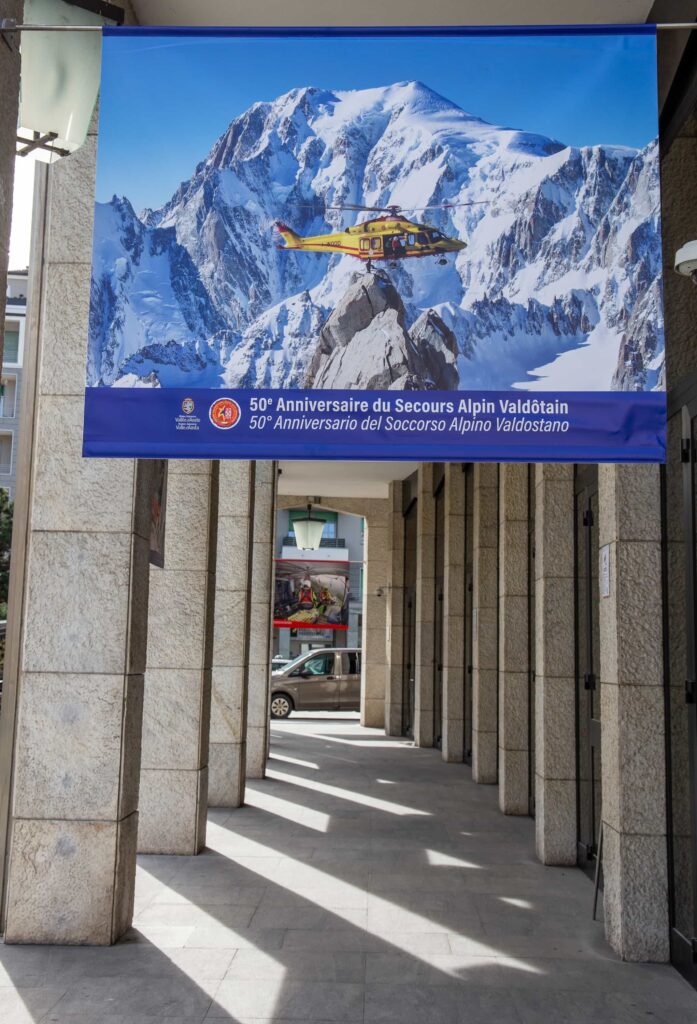 Allestimento della mostra fotografica 50 anni del Soccorso alpino valdostano