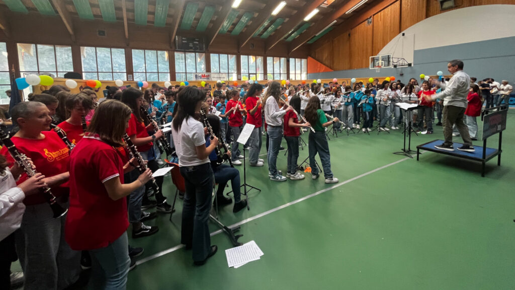 Davide Enrietti dirige tutti i giovani musicisti nell'esibizione finale della Rassegna delle bande musicali giovanili