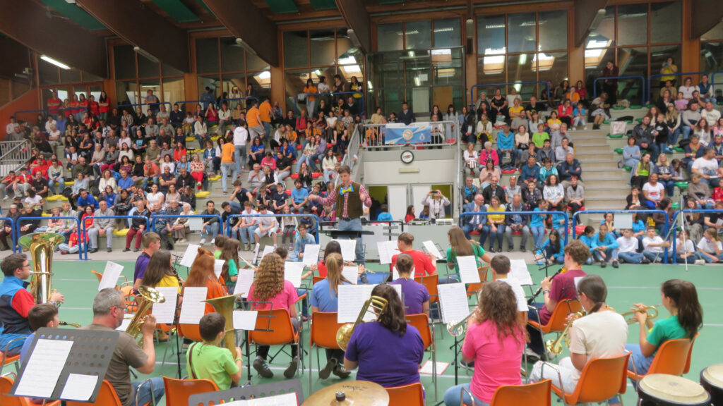 Il pubblico della Rassegna delle bande musicali giovanili al Palazzetto dello sport di Châtillon