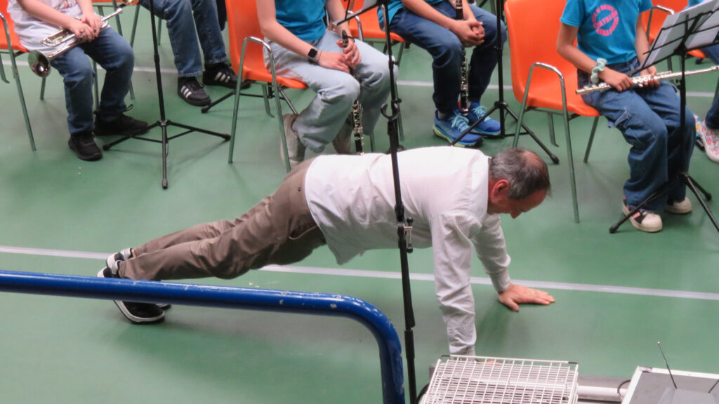 Davide Enrietti, direttore del Corps Philharmonique de Châtillon mentre fa le 'pince' prima dell'esibizione