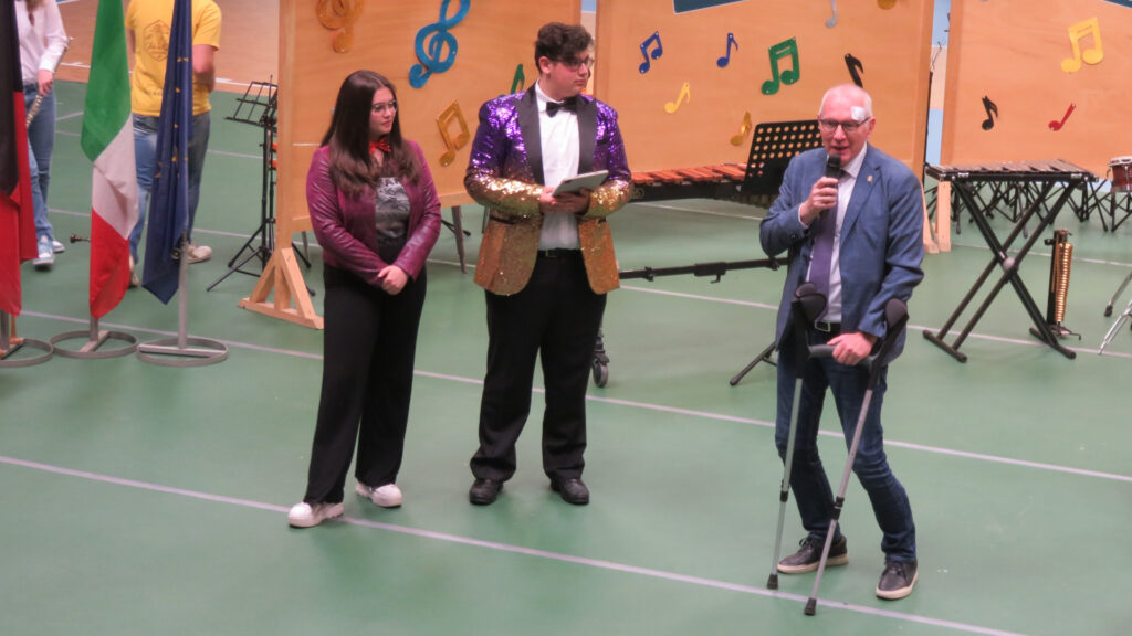 Il presidente della Regione, Renzo Testolin, durante il suo saluto alla Rassegna delle bande musicali giovanili