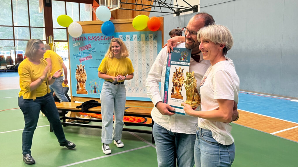 Dino Domatti ed Elena Bétemps con il premio della Fanta Rassegna