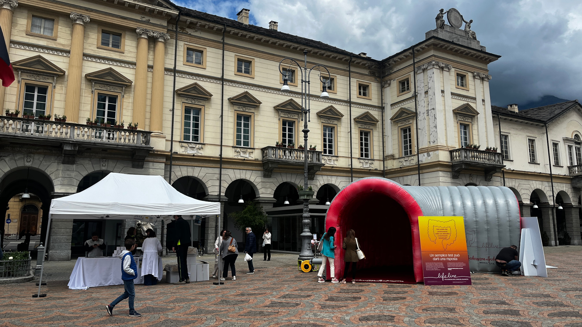 Ad Aosta un colon gonfiabile per sensibilizzare sui tumori colorettali