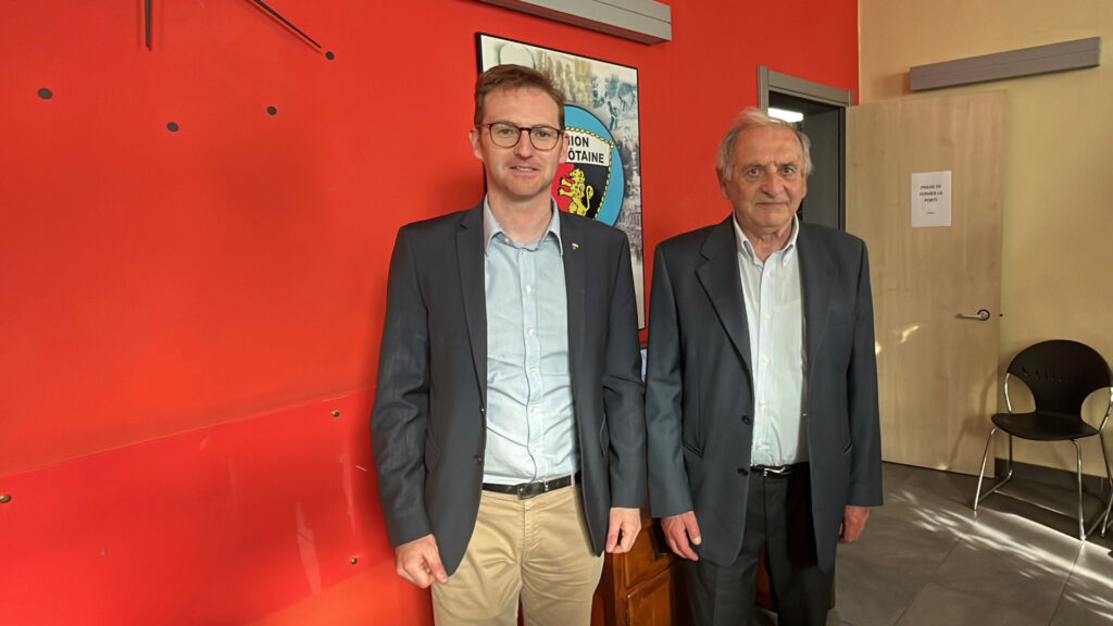 Joël Farcoz, presidente dell'Union Valdôtaine ed Ivo Blanc, la cui famiglia ha donato la scrivania che fu di Émile Chanoux