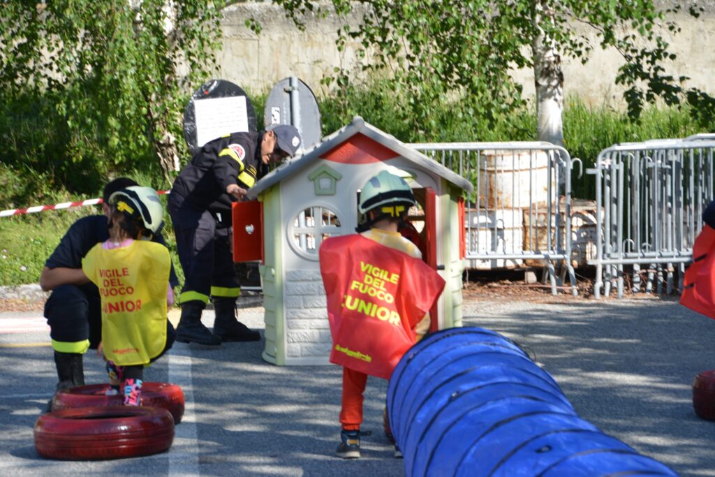 I bambini hanno indossato i panni dei pompieri per un giorno a Saint-Pierre