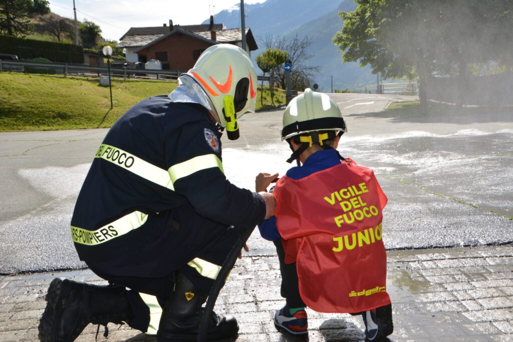 I bambini hanno indossato i panni dei pompieri per un giorno a Saint-Pierre