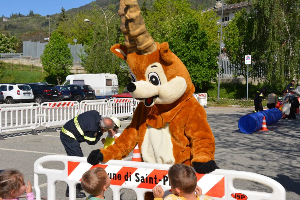 I bambini hanno indossato i panni dei pompieri per un giorno a Saint-Pierre