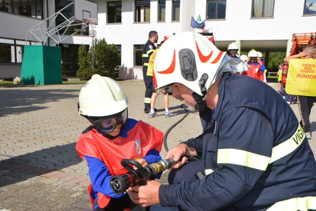 I bambini hanno indossato i panni dei pompieri per un giorno a Saint-Pierre