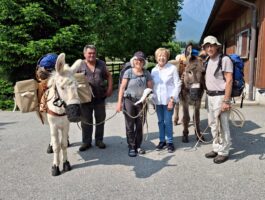 Dalla Svizzera alla Sicilia con due asini: il viaggio lento di Rolf e Katrin ha fatto tappa a Nus