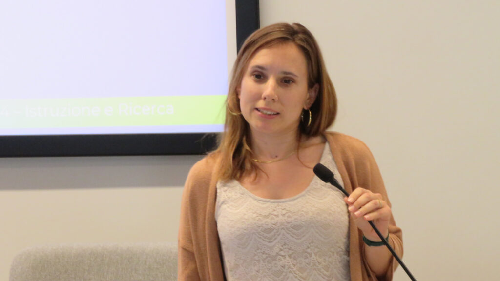 Elisa Copertino dell'Hub Nodes mentre racconta i numeri del progetto