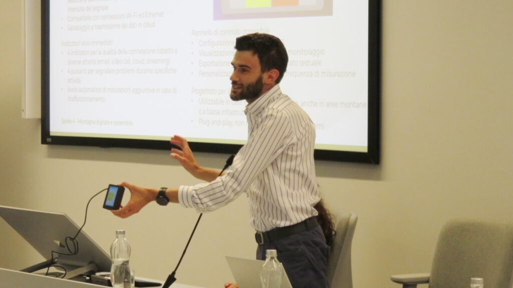 Il ricercatore dell'UniVdA Stefano Tedeschi mentre mostra l'SW-Monitor