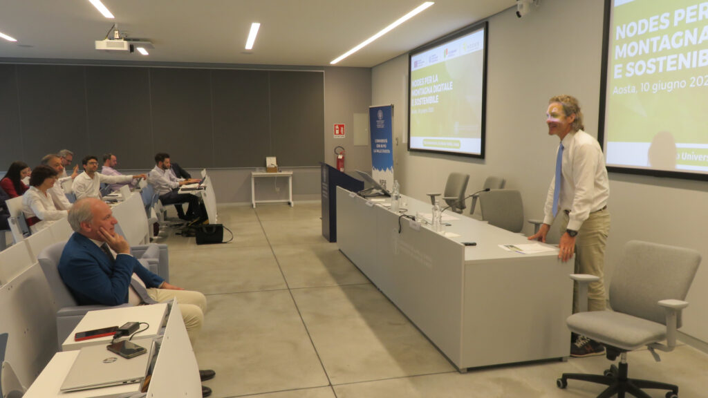 Il professor Alberto Gaggero, coordinatore scientifico di Nodes, conclude il convegno all'Università della Valle d'Aosta