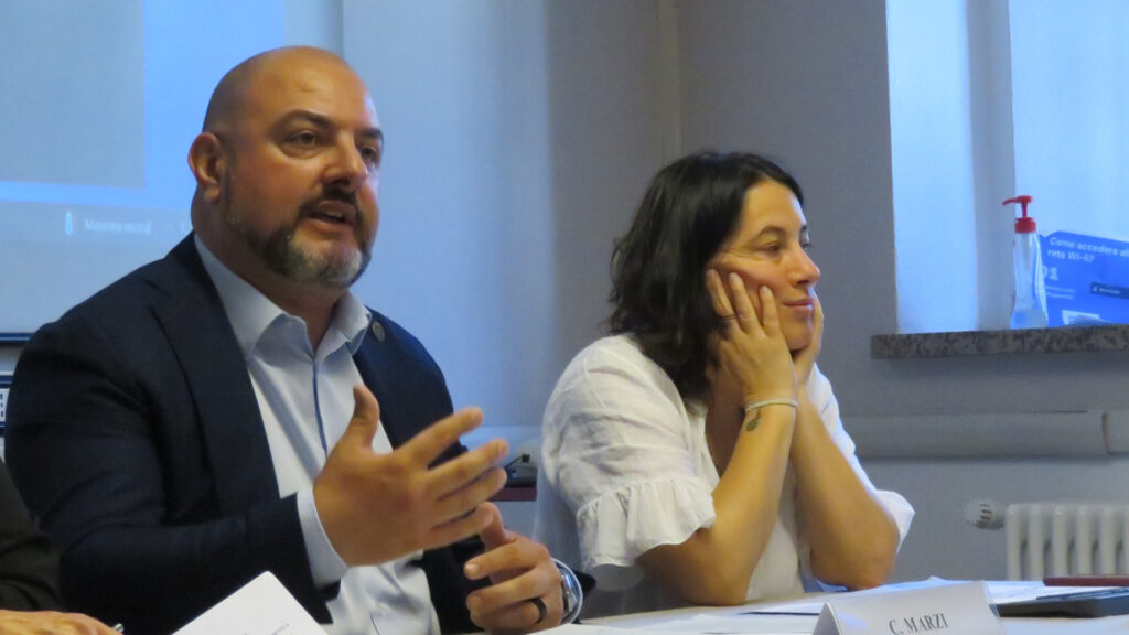 L'assessore regionale alla sanità, salute e politiche sociali Carlo Marzi e la dirigente dei servizi alla persona e alla famiglia e disagio abitativo del Dipartimento regionale delle politiche sociali Sabrina Casola