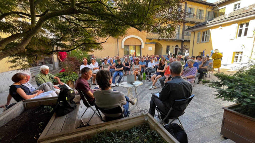 Il pubblico presente alla presentazione di 'Valle sacra Patria carnale' di Andrea Désandré