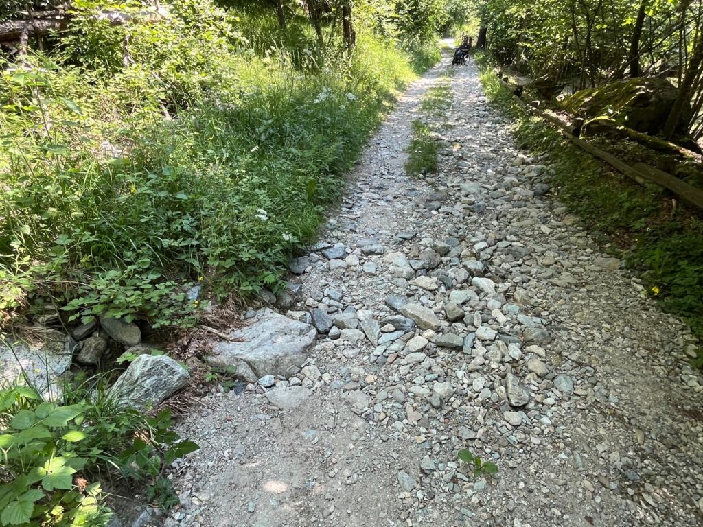 Stato di abbandono del percorso naturalistico di Champdepraz per disabili