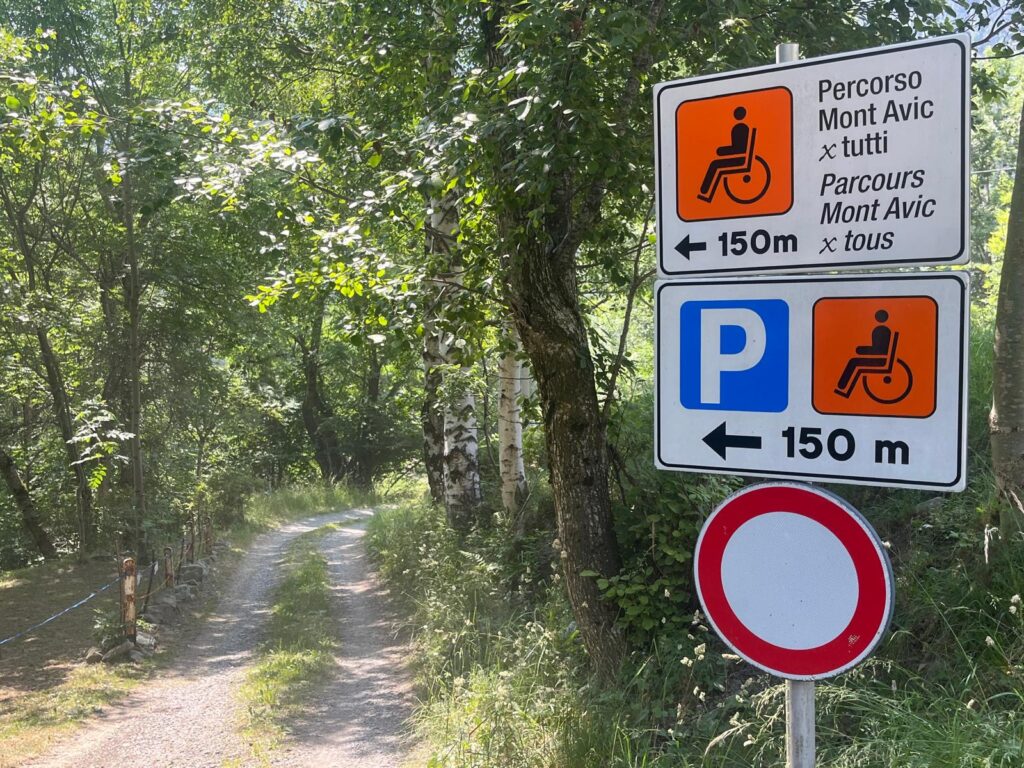 Stato di abbandono del percorso naturalistico di Champdepraz per disabili