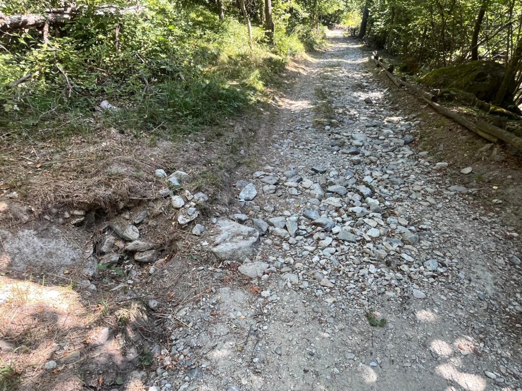Il sentiero per disabili a Chevrère di Champdepraz al 21 agosto 2025