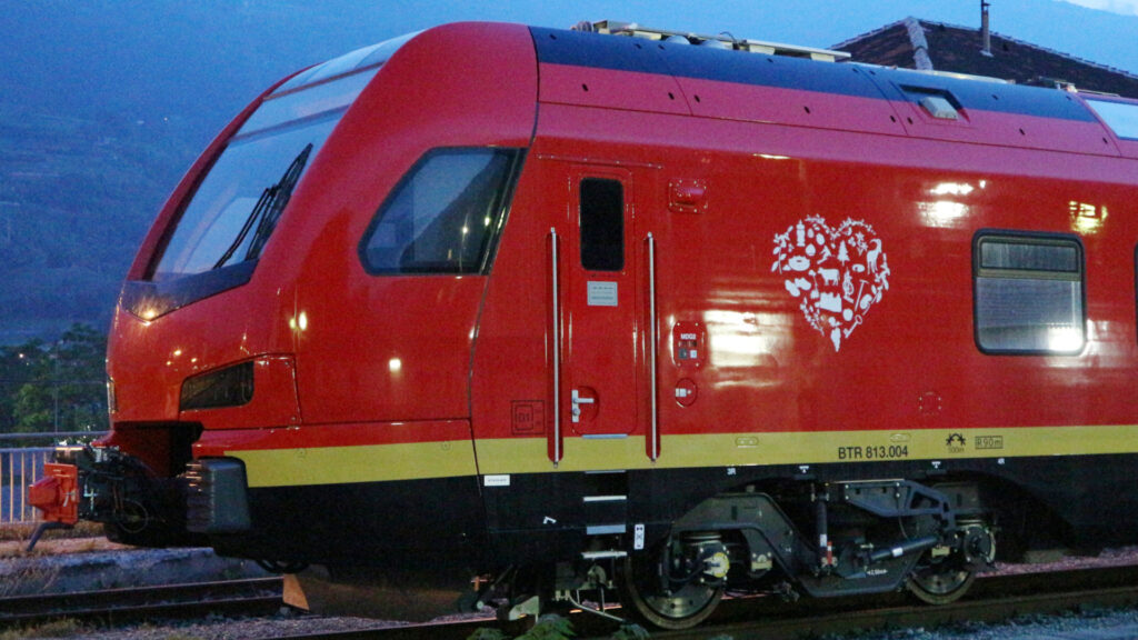 Uno dei treni bimodali valdostani Stadler Flirt BTR 813
