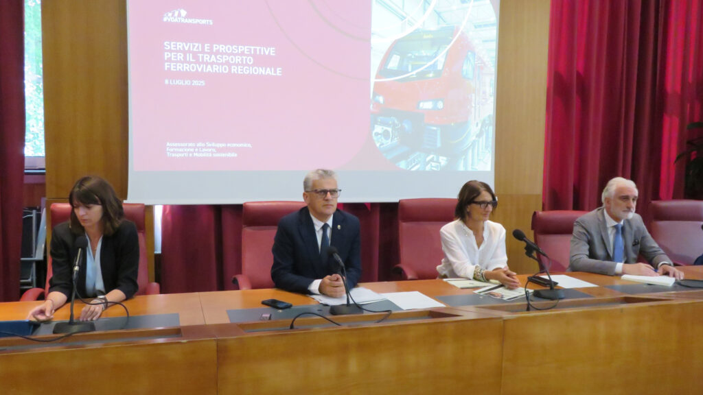 La dirigente regionale Laura Obert, l'assessore regionale ai trasporti Luigi Bertschy ed i dirigenti di Trenitalia Maria Annunziata Giaconia e Luca Zuccalà
