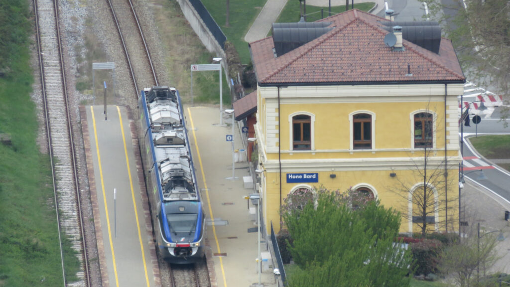 Un Alstom ALn 501 diesel fermo nella vecchia stazione di Hône Bard