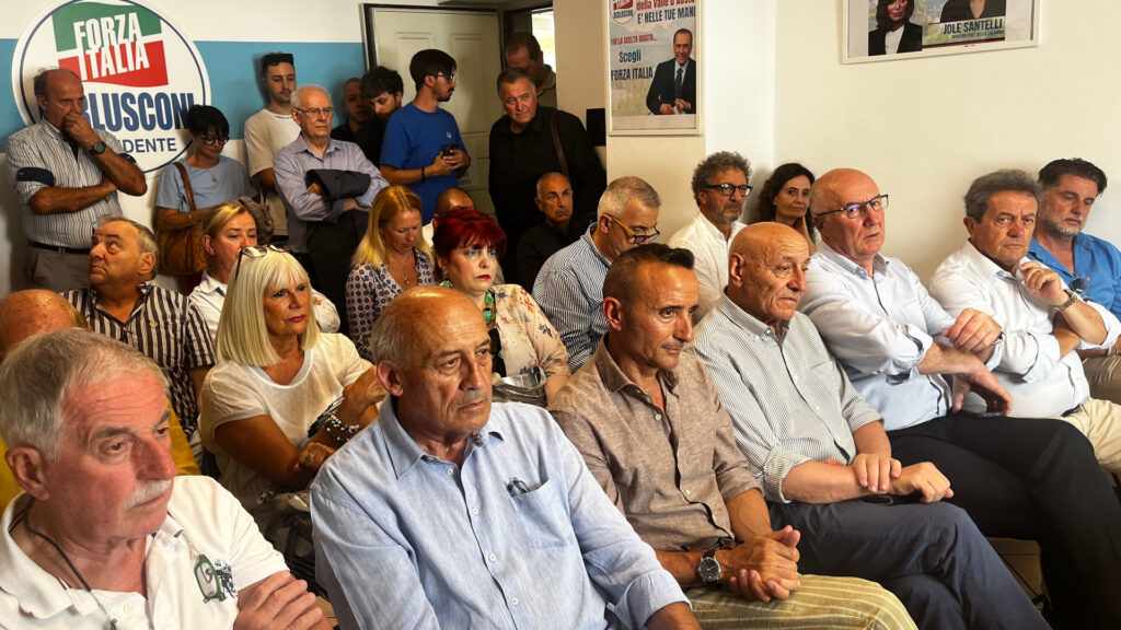 Il pubblico presente nella sede aostana di Forza Italia durante l'incontro con il sottosegretario alla Giustizia Francesco Sisto