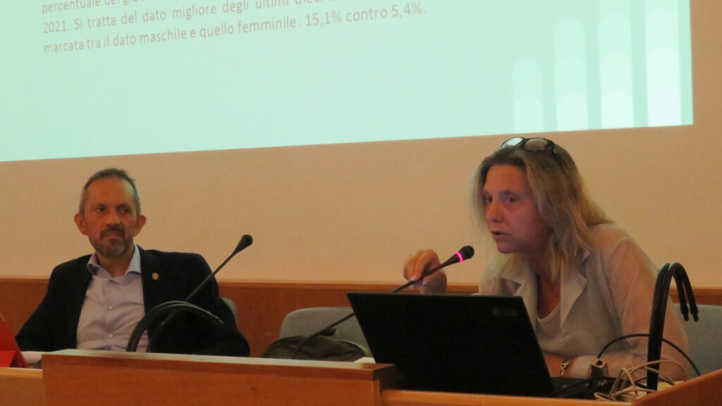 L'assessore Jean-Pierre Guichardaz e la sovrintendente agli studi Marina Fey durante la presentazione dei dati