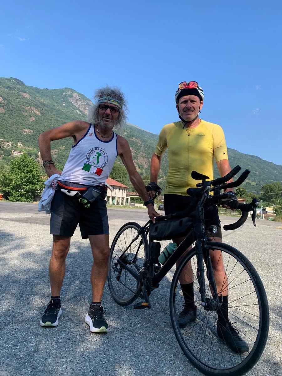 Sfida di 24 ore tra bicicletta e corsa per due amici di Donnas