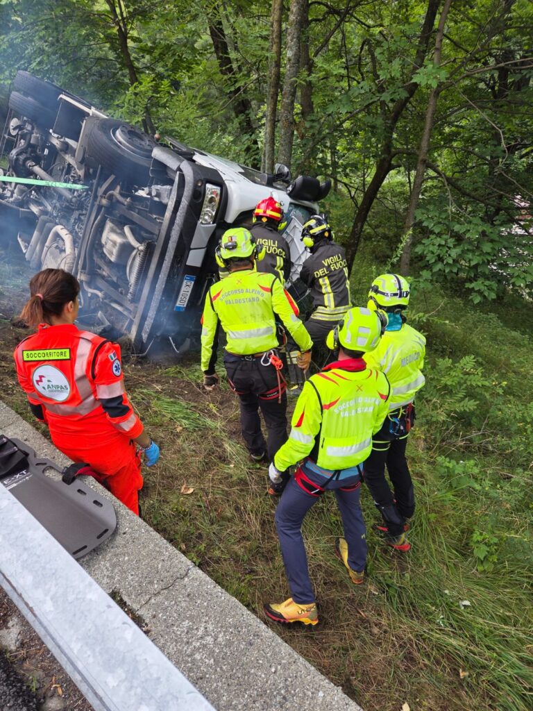 Camion ribaltato Gressoney