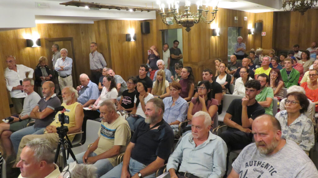 Il pubblico presente alla serata sulla Dermatite nodulare bovina (Lsd) organizzata da Valle d'Aosta futura