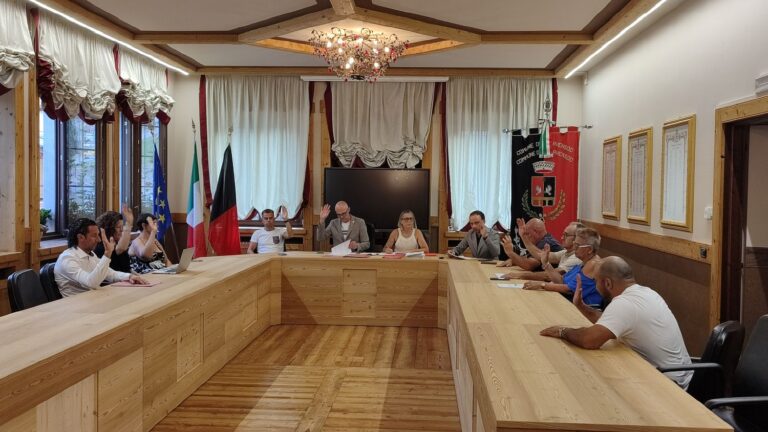 Consiglio comunale a Charvensod il 13 agosto 2025